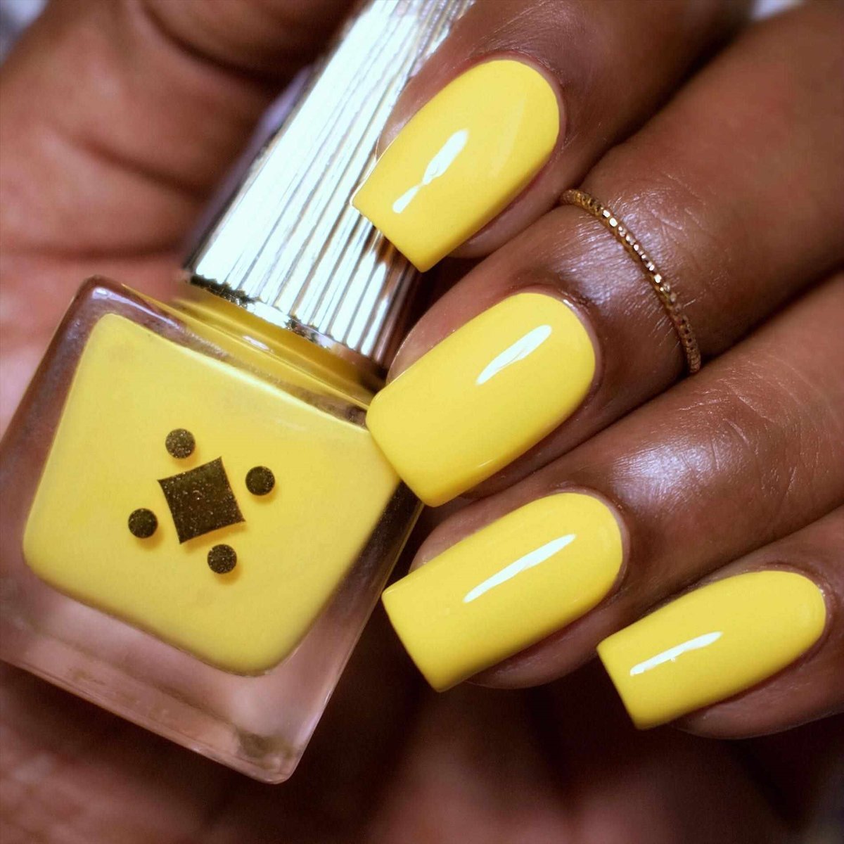 Жёлтый лак для ногтей