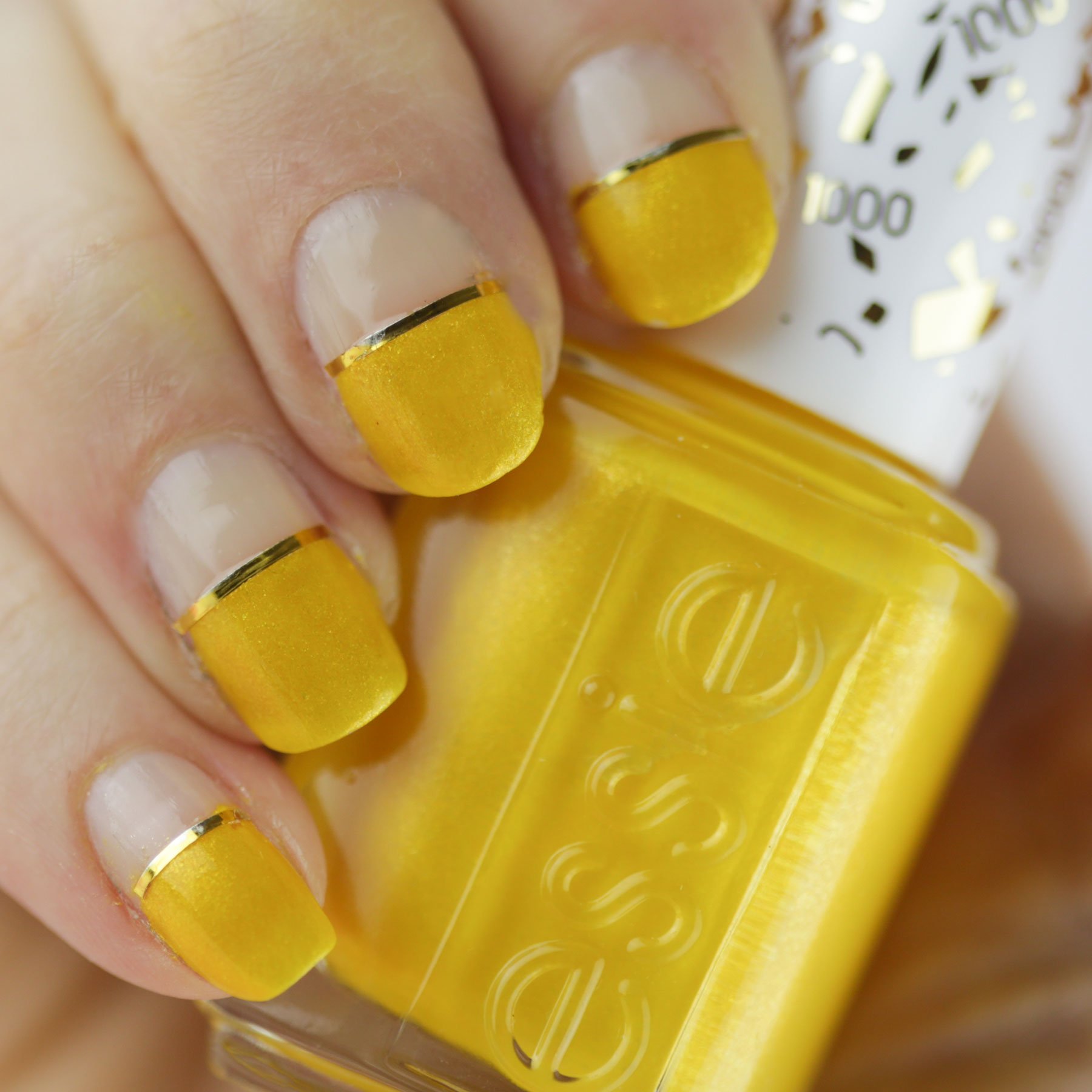 Желтый прозрачный лак для ногтей