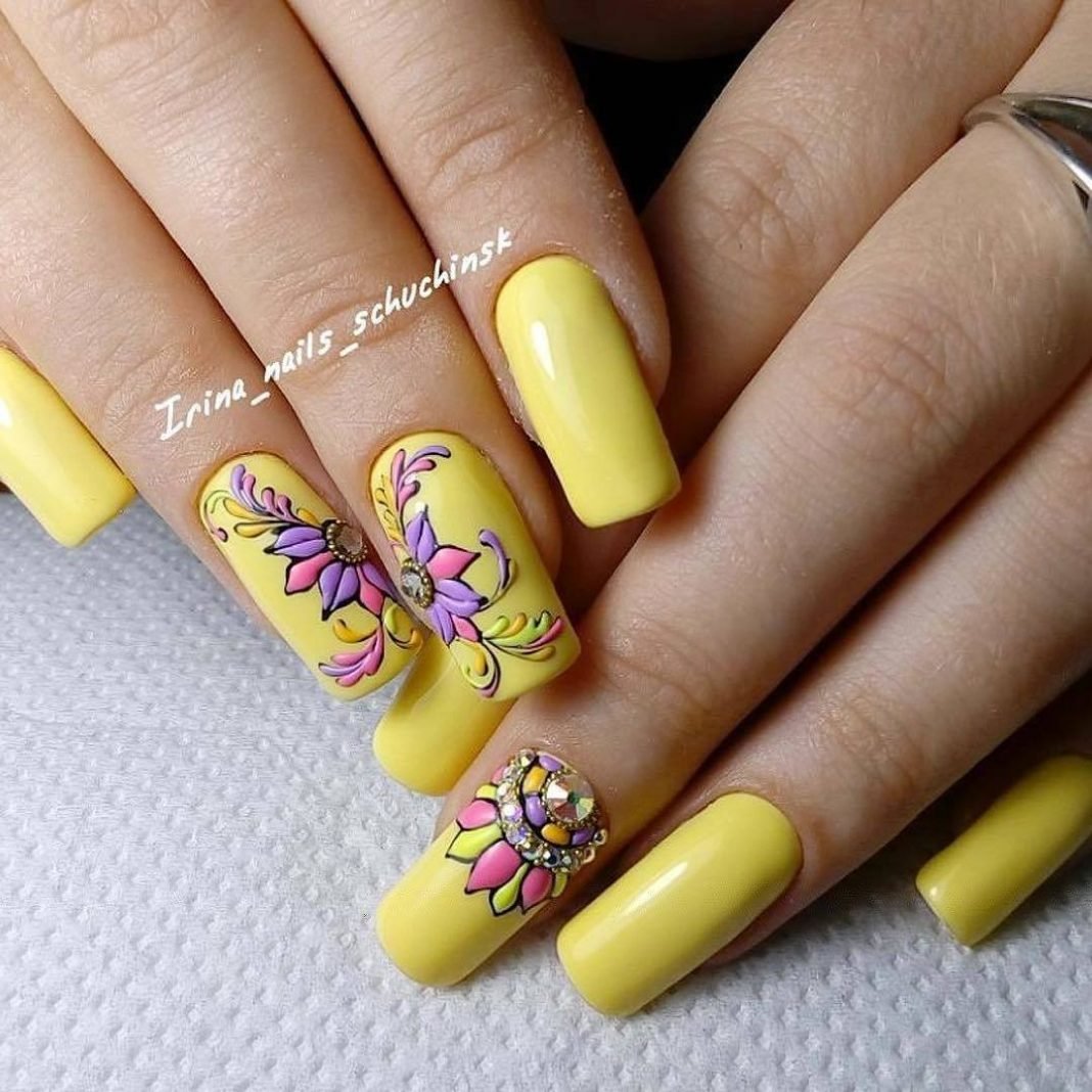 Желтые ногти с цветами