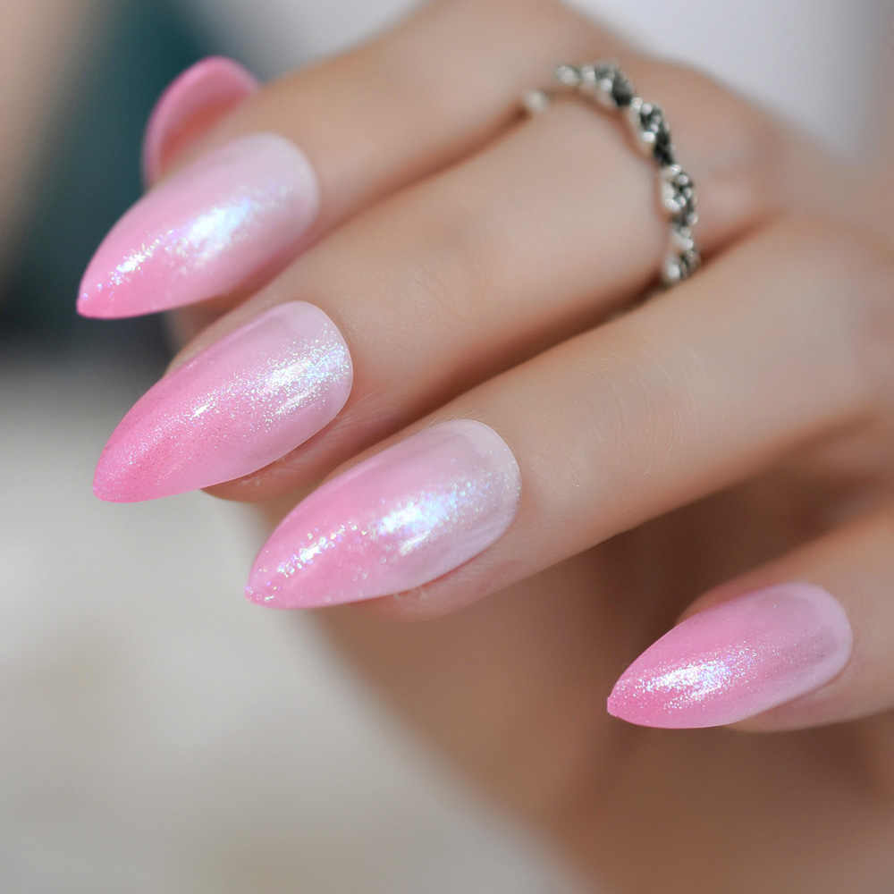 Розовые перламутровые ногти.