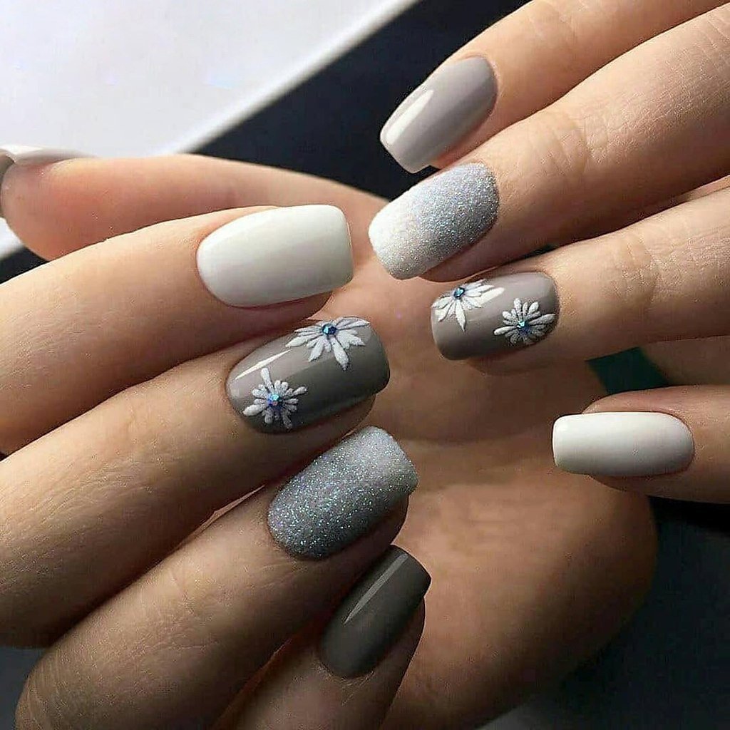 серый цвет на ногтях фото