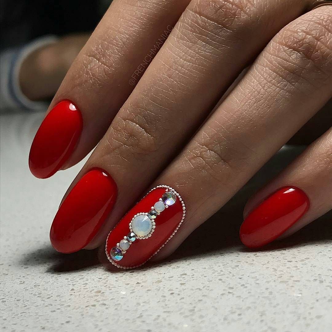 Красный маникюр на овальные ногти