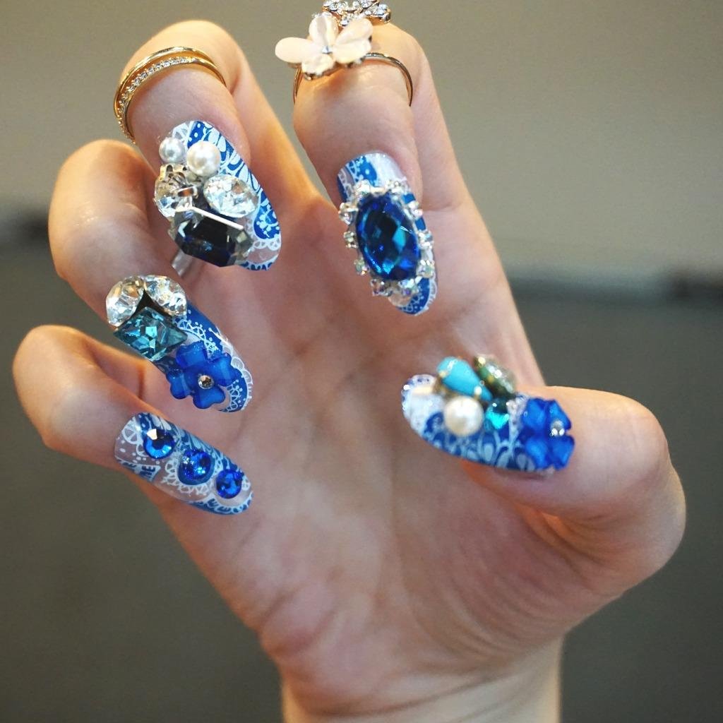 Ногти синие с камнями