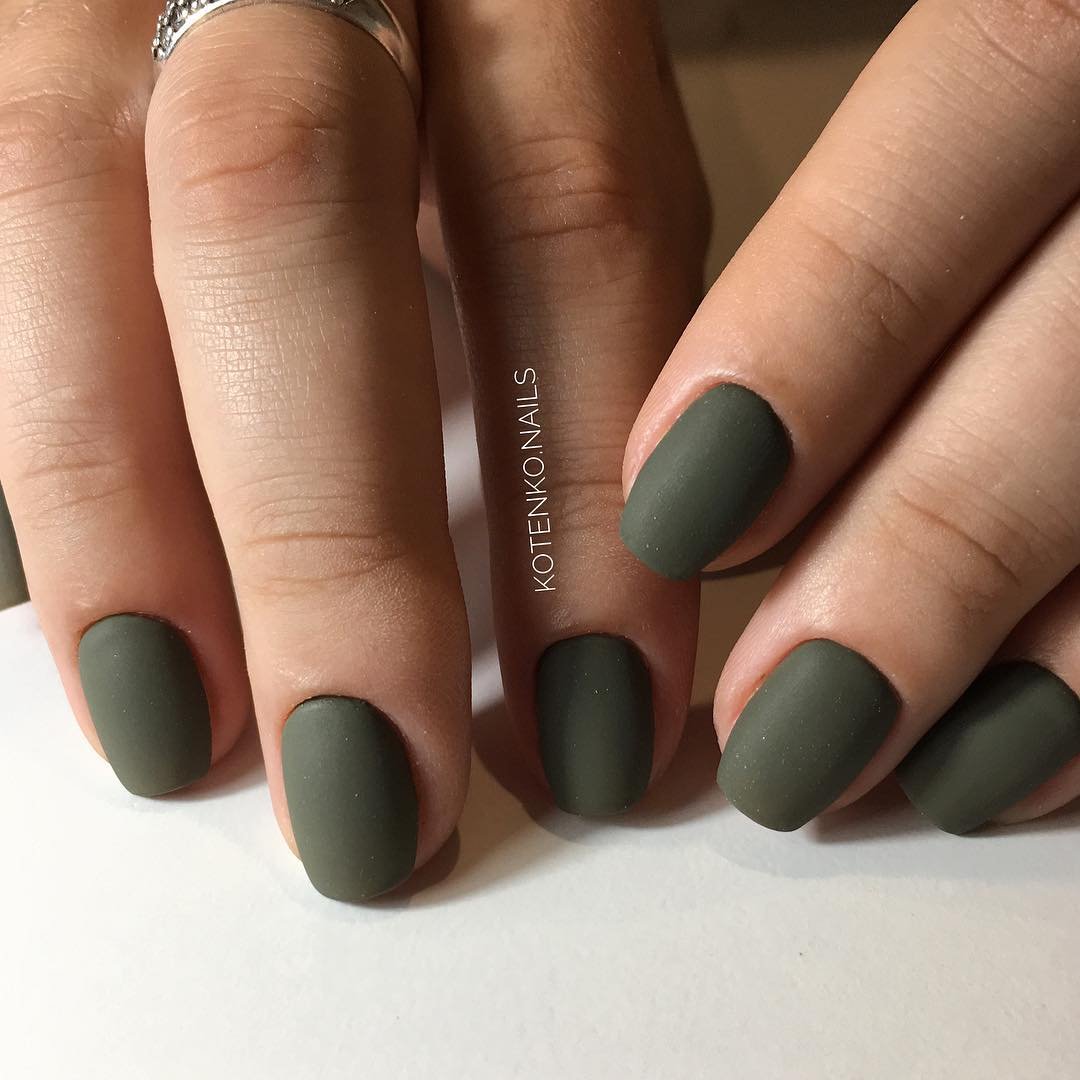 Зеленые матовые ногти.