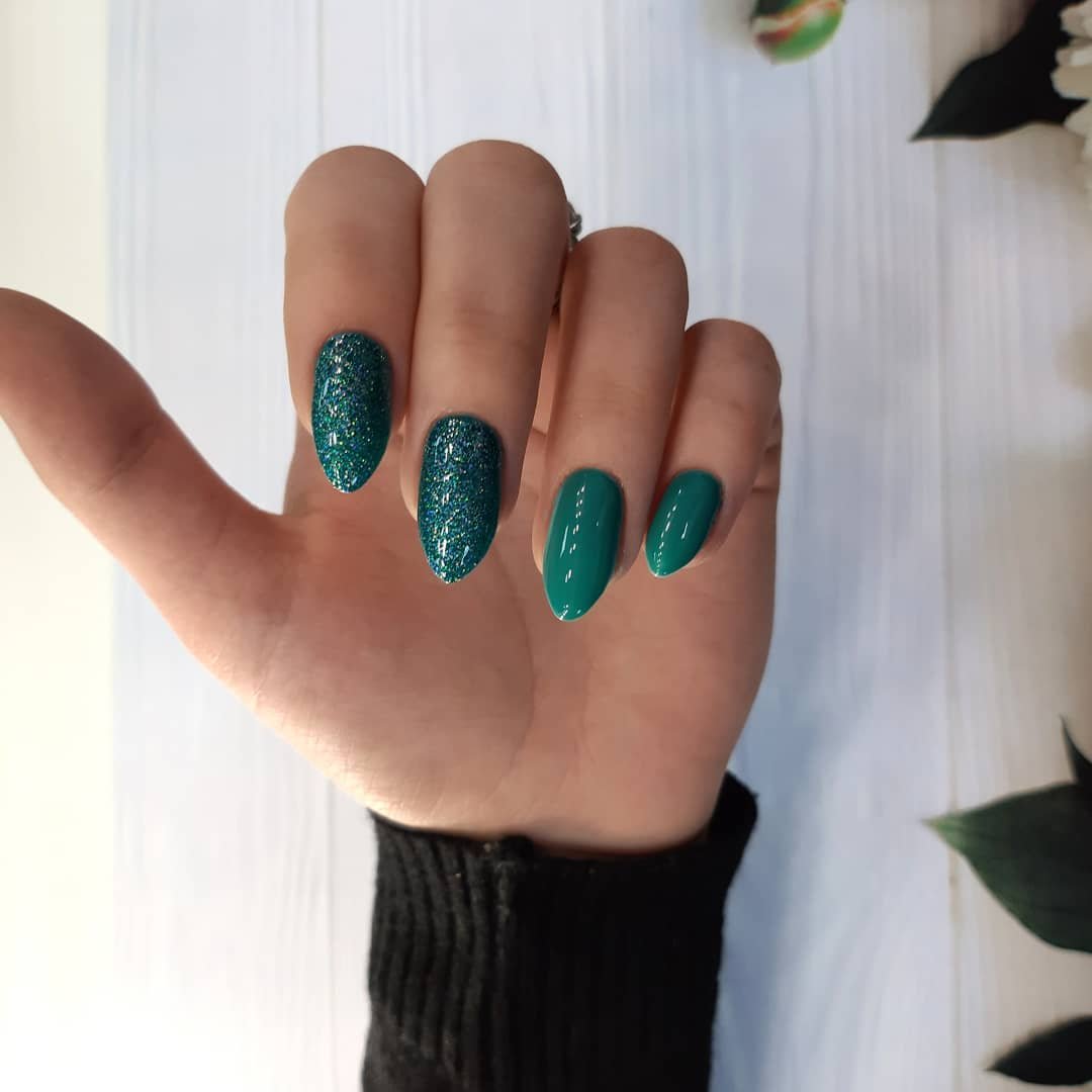 Ногти Бородиной зеленые