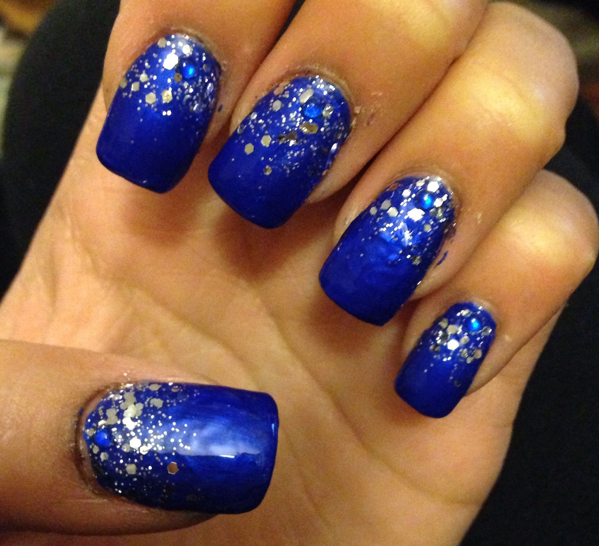 фото синих ногтей с блестками