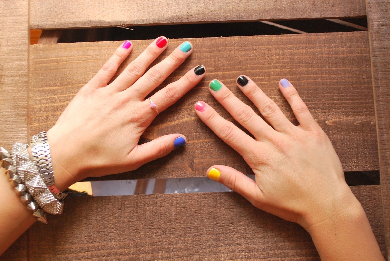 Красить ногти разными цветами
