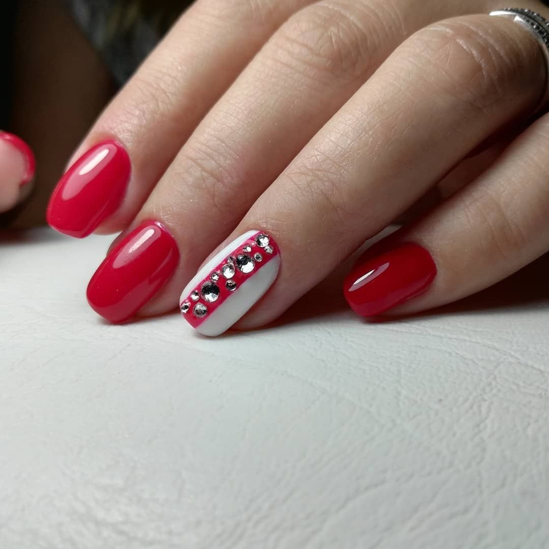 красные ногти с белыми цветами фото