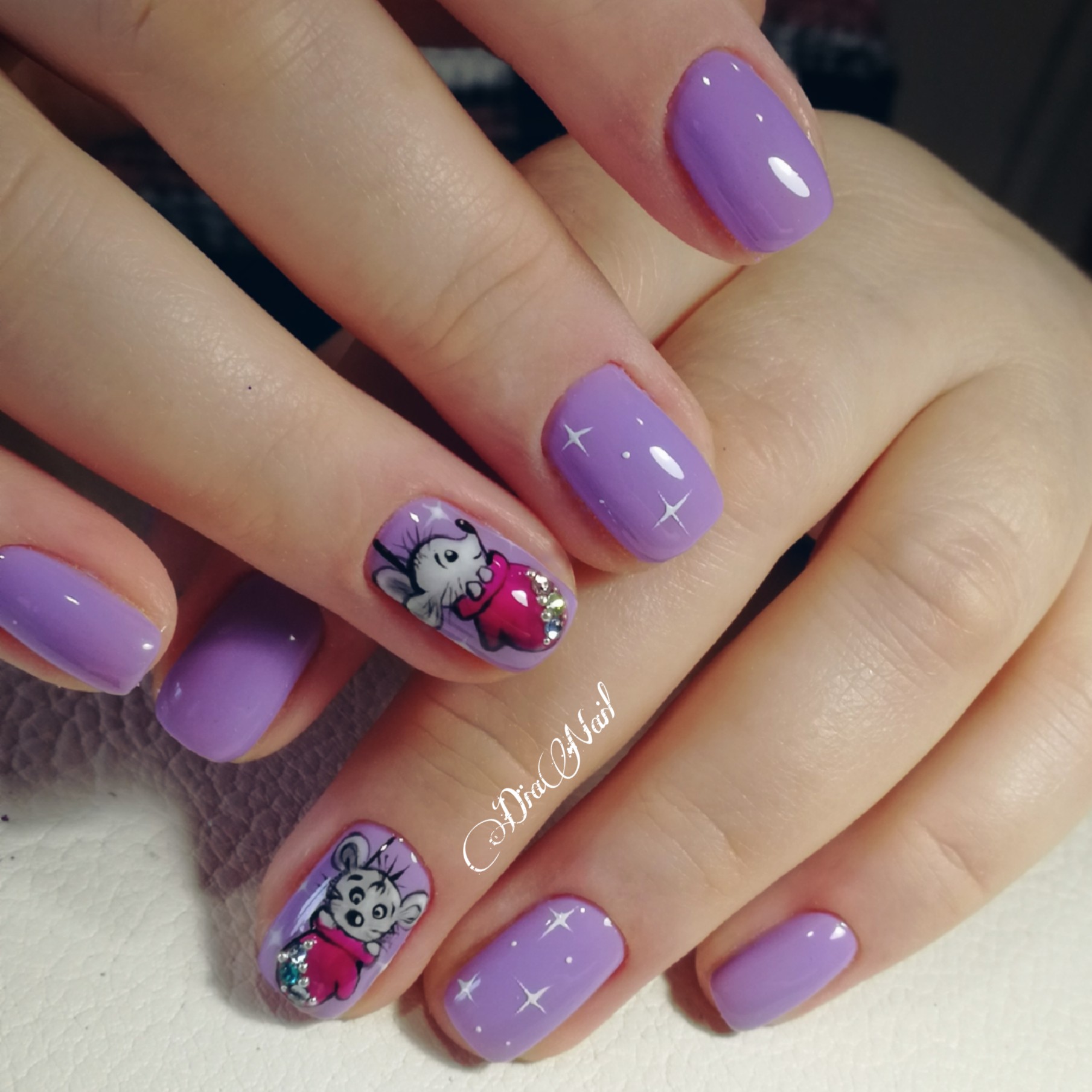 Фиолетовые ногти с наклейками