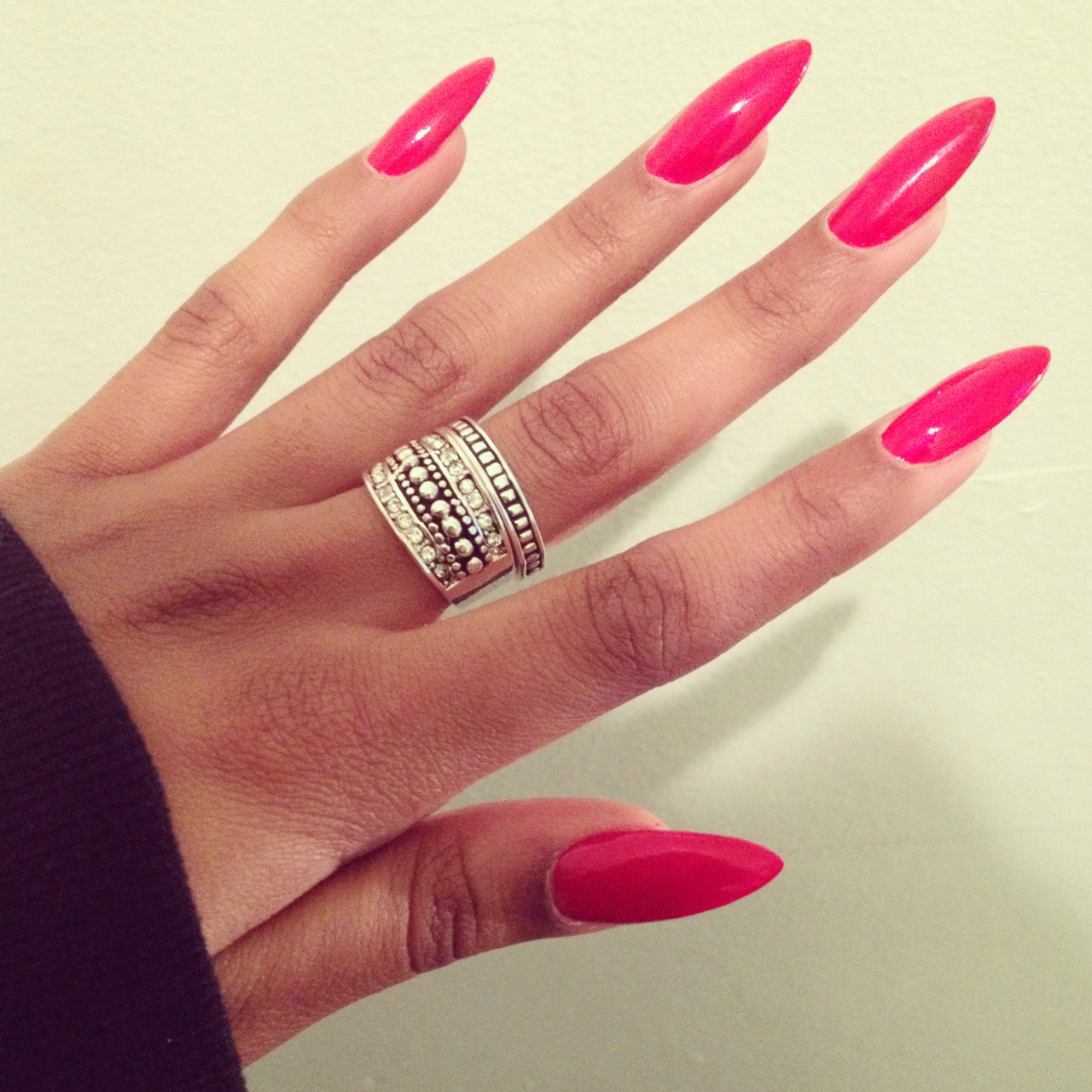 Яркие розовые длинные ногти.