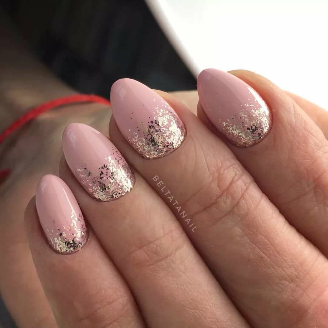 Ногти розовые с блестками