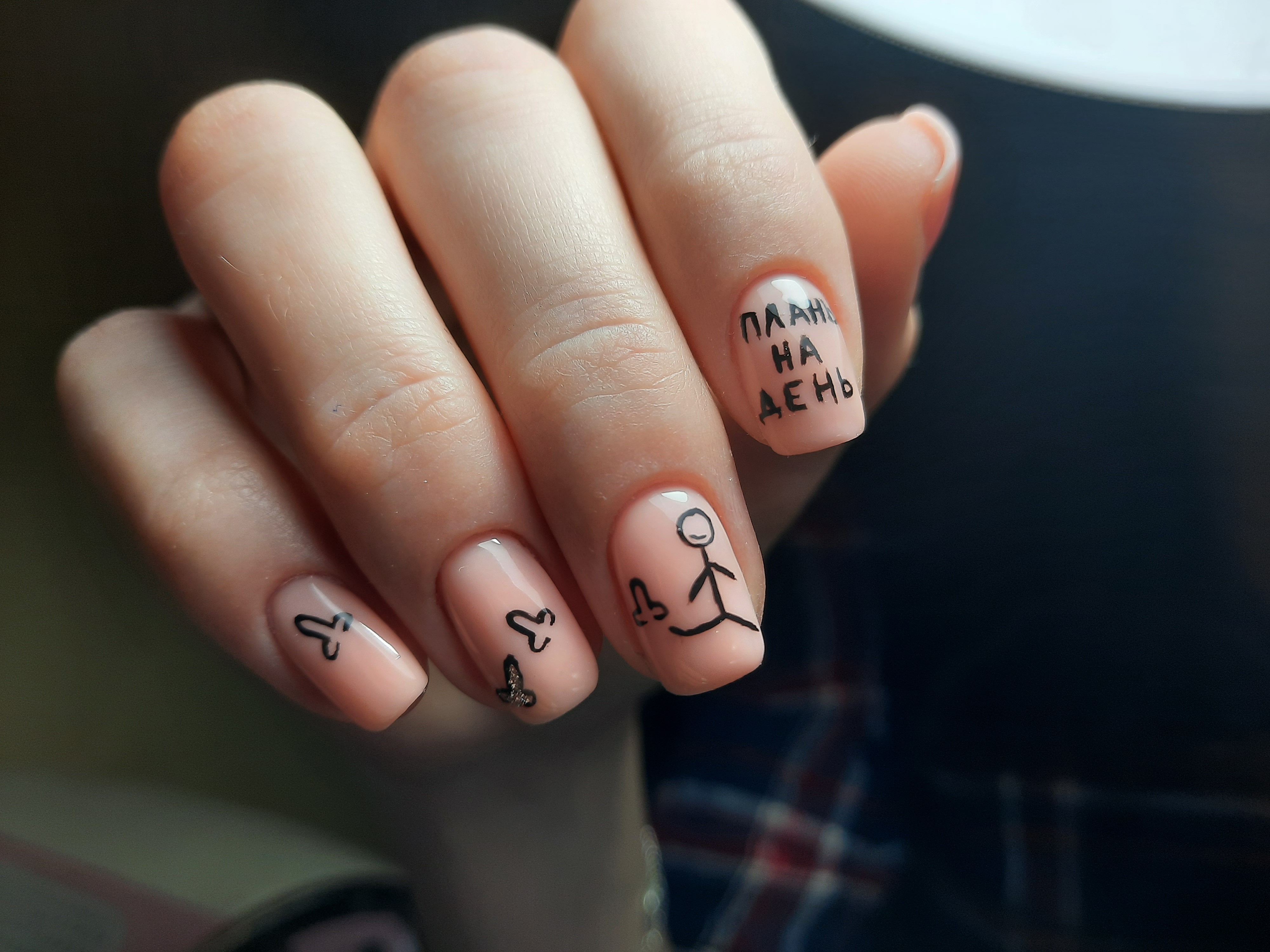 Рисунки на ногтях надписи