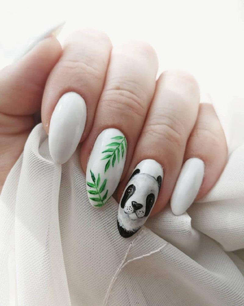 Панда на ногтях.