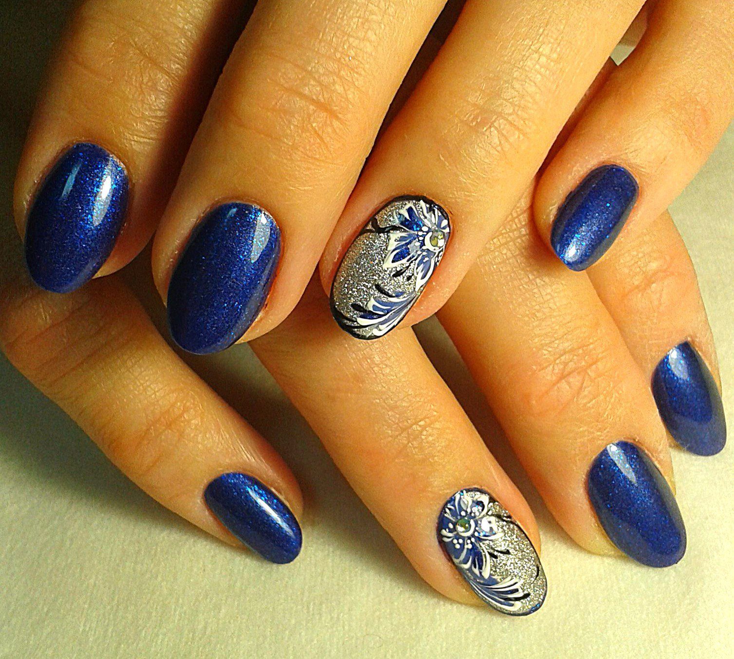 Дизайн ногтей синий с золотом