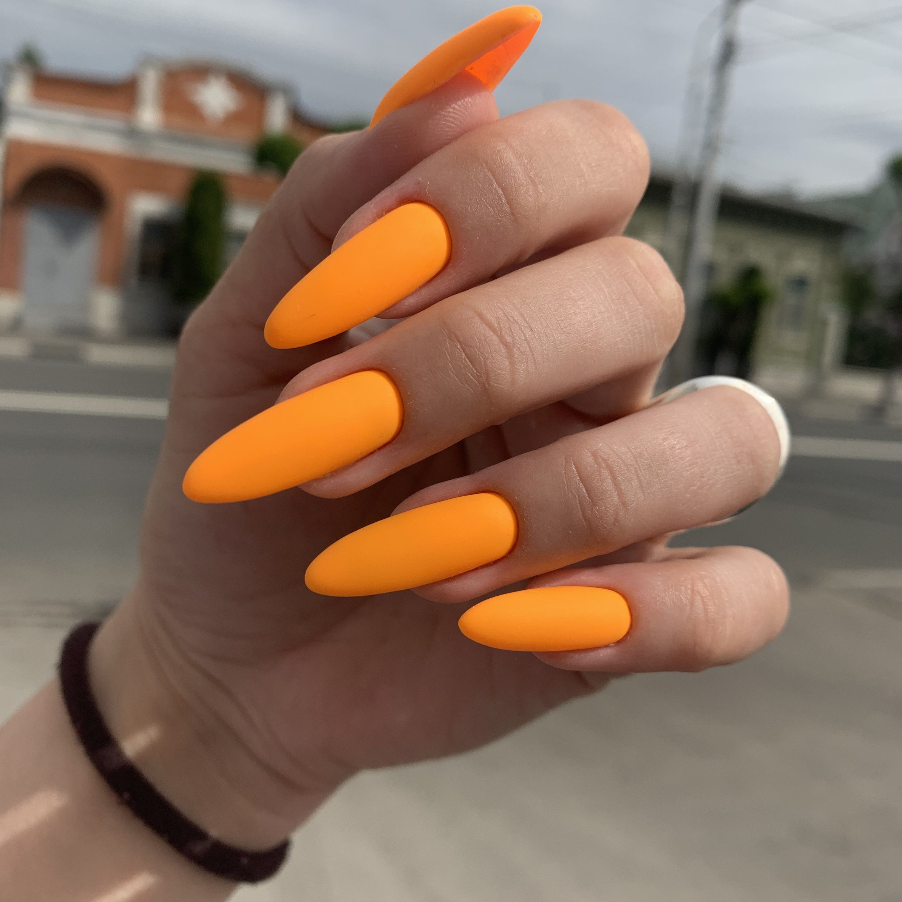 Оранжевые матовые ногти.