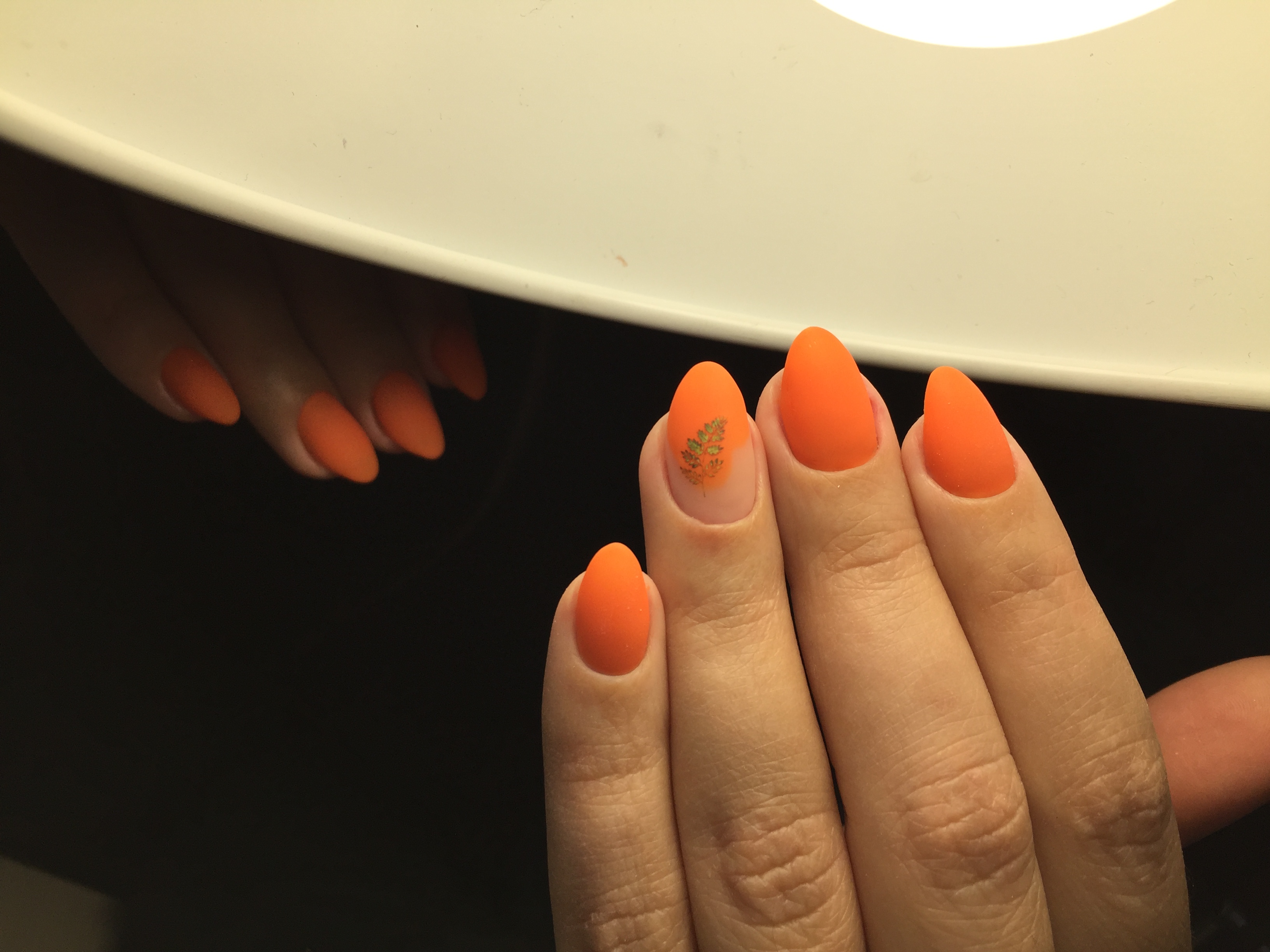 Матовый оранжевый маникюр на коротких ногтях