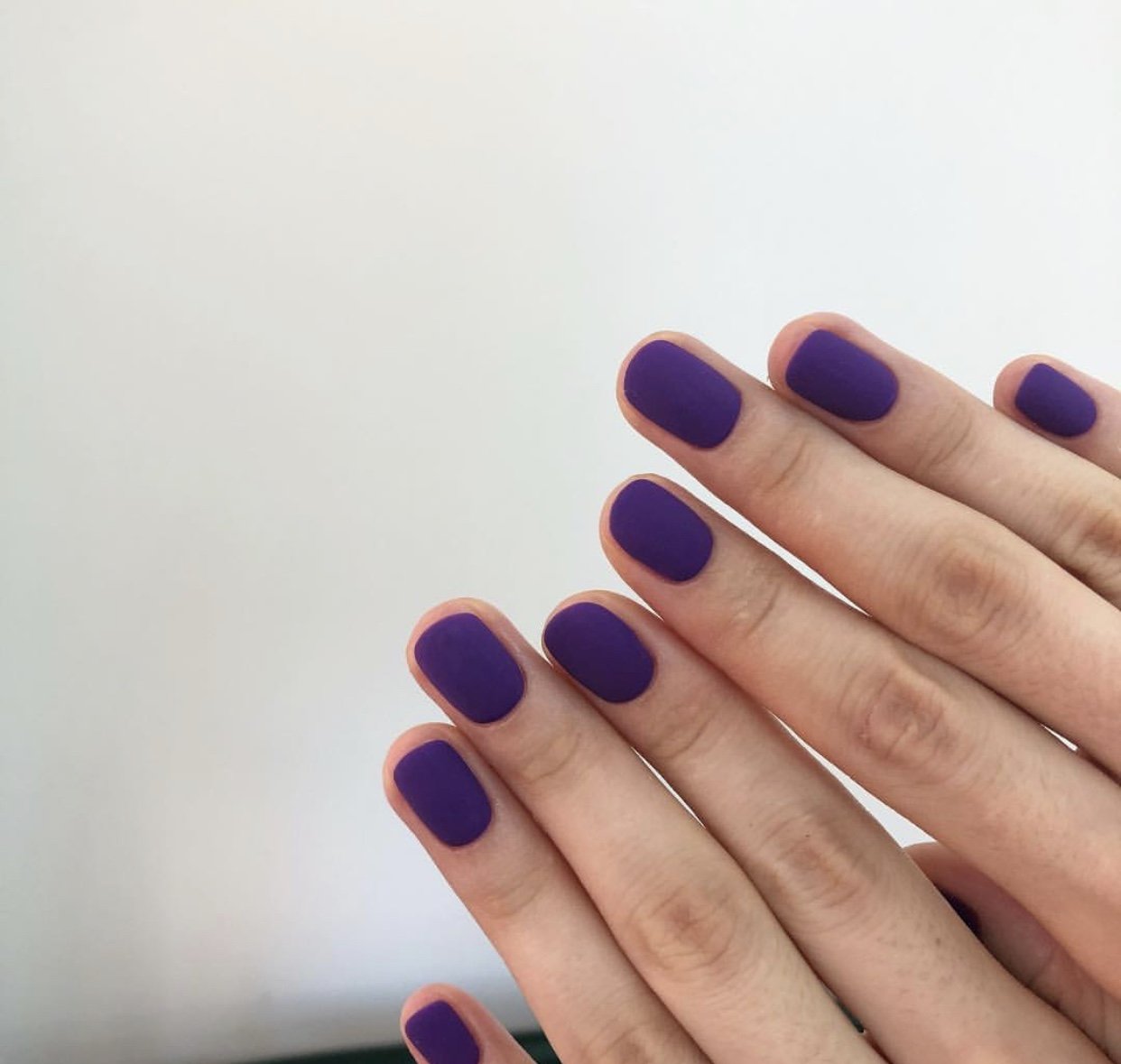 Фиолетовый матовый маникюр на короткие ногти