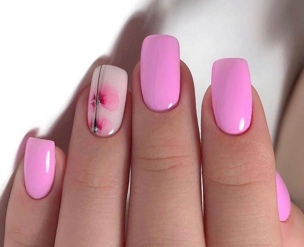 Ярко розовый маникюр на короткие ногти