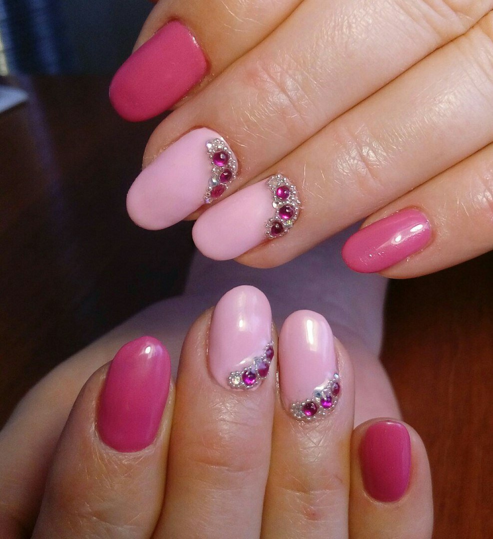 Розовые ногти со стразами