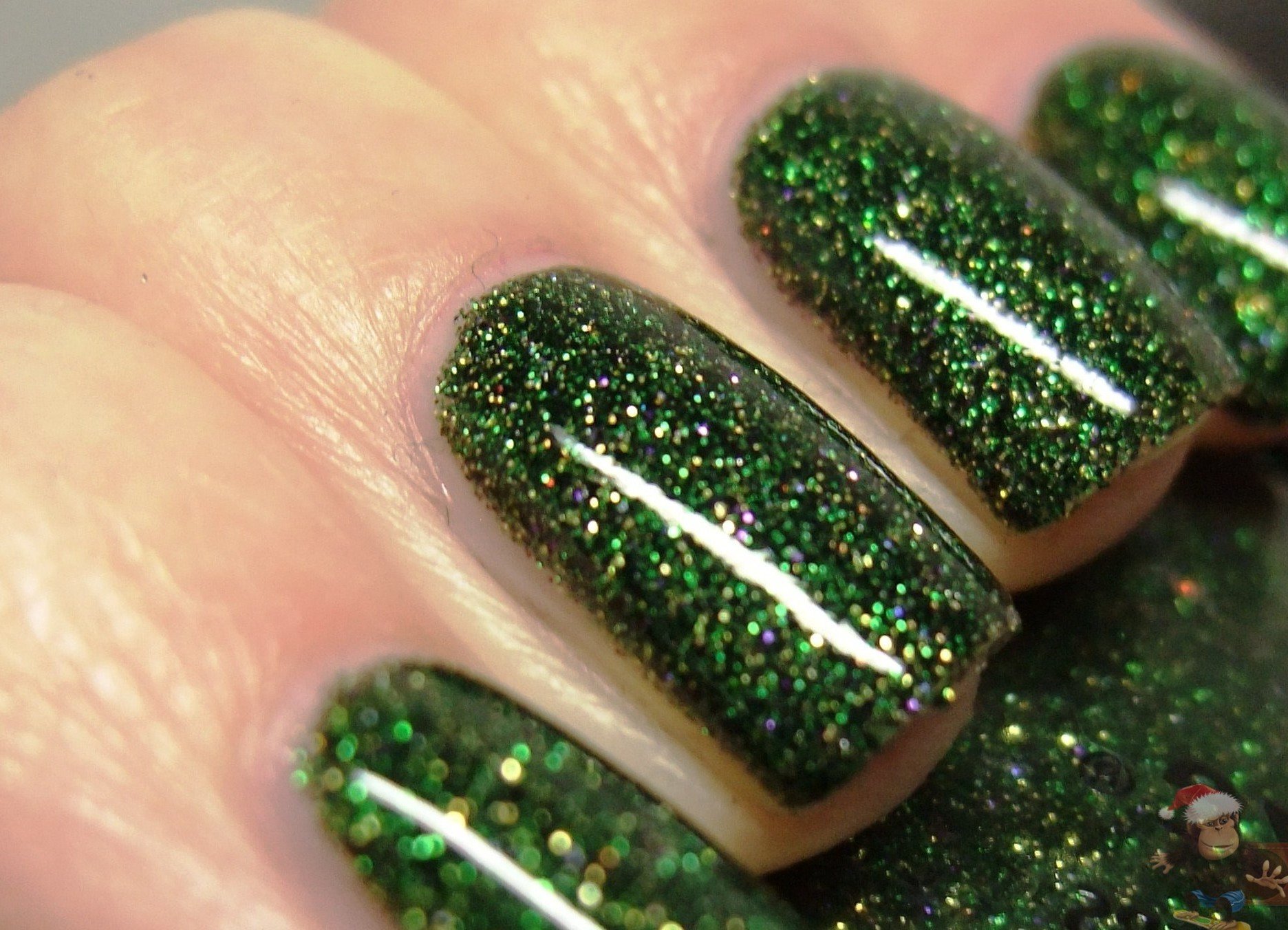 Зеленые блестящие ногти