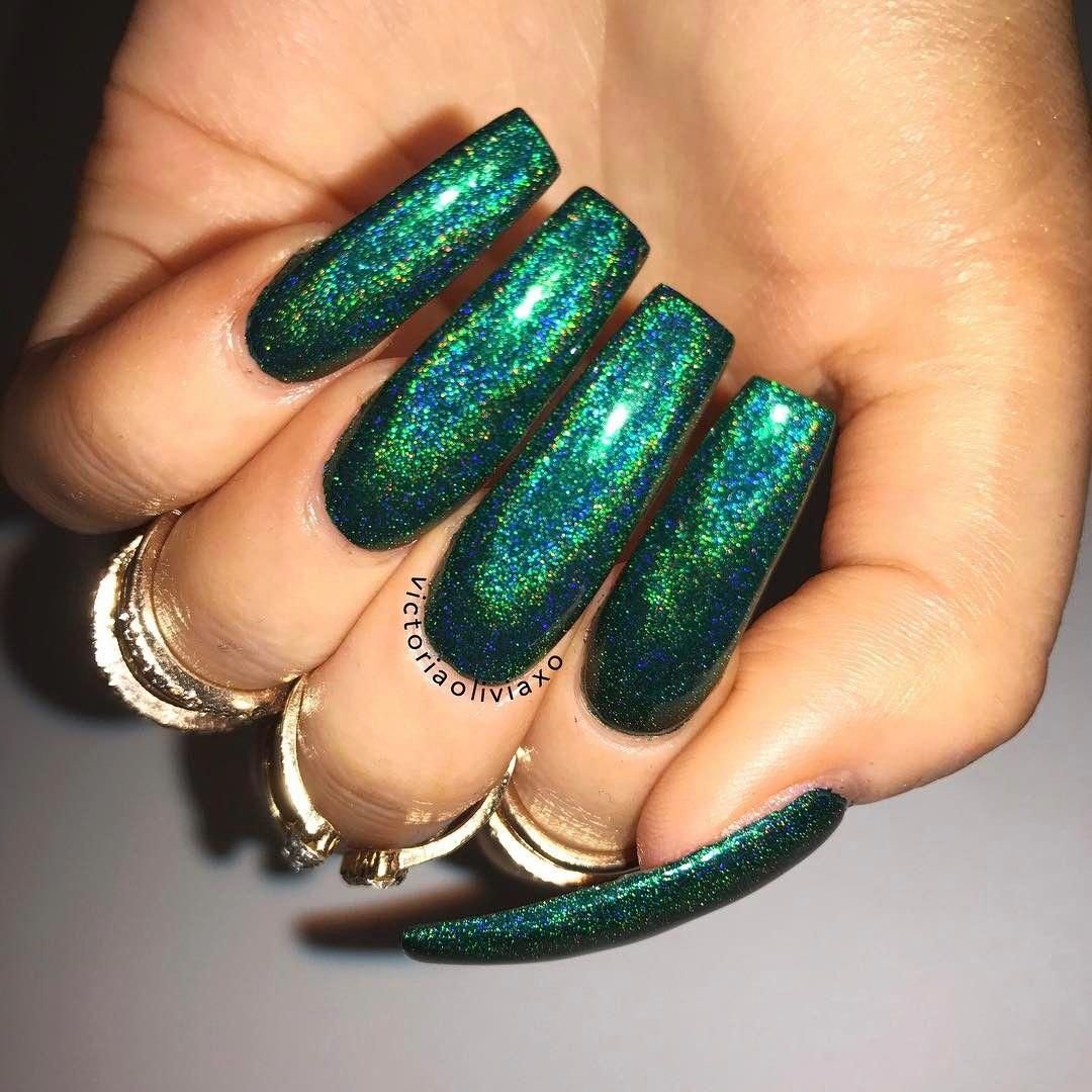 Зеленые блестящие ногти
