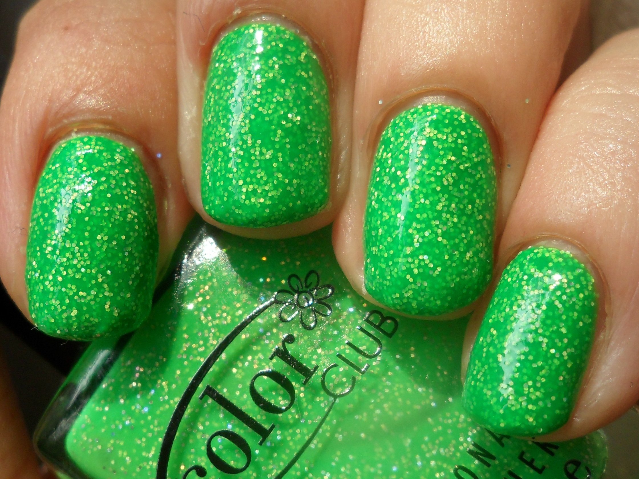 Ногти зелёные с блестками