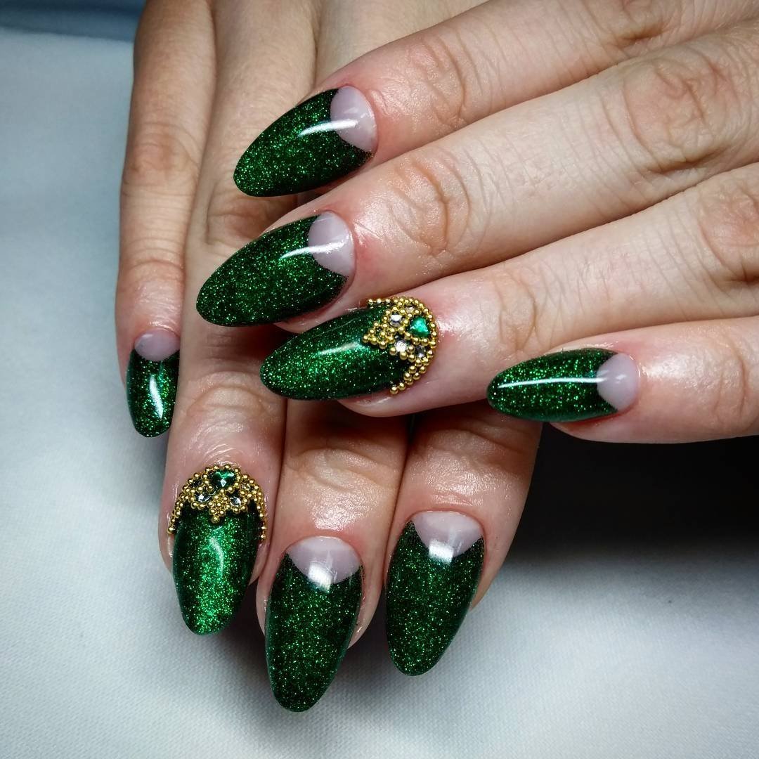 Ногти зелёные с блестками