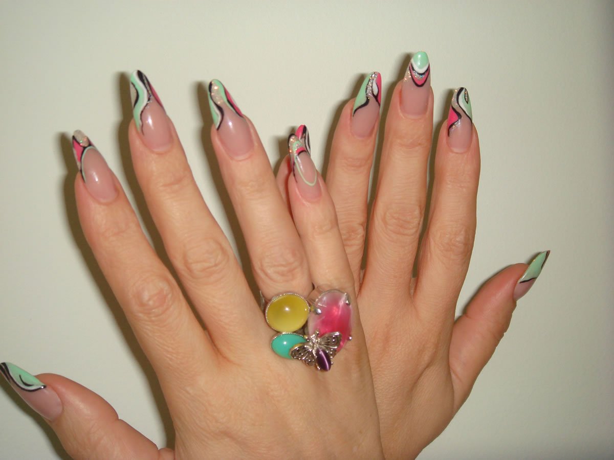 Дизайн ногтей цветным акрилом