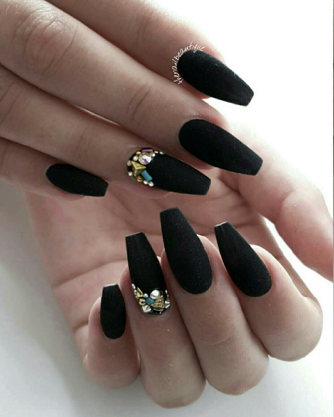 Нарощенные ногти черные