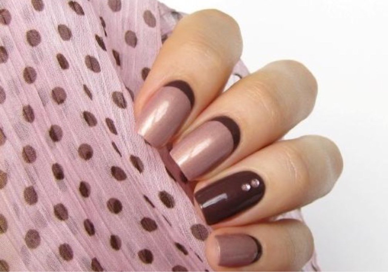 Ногти коричневые с розовым
