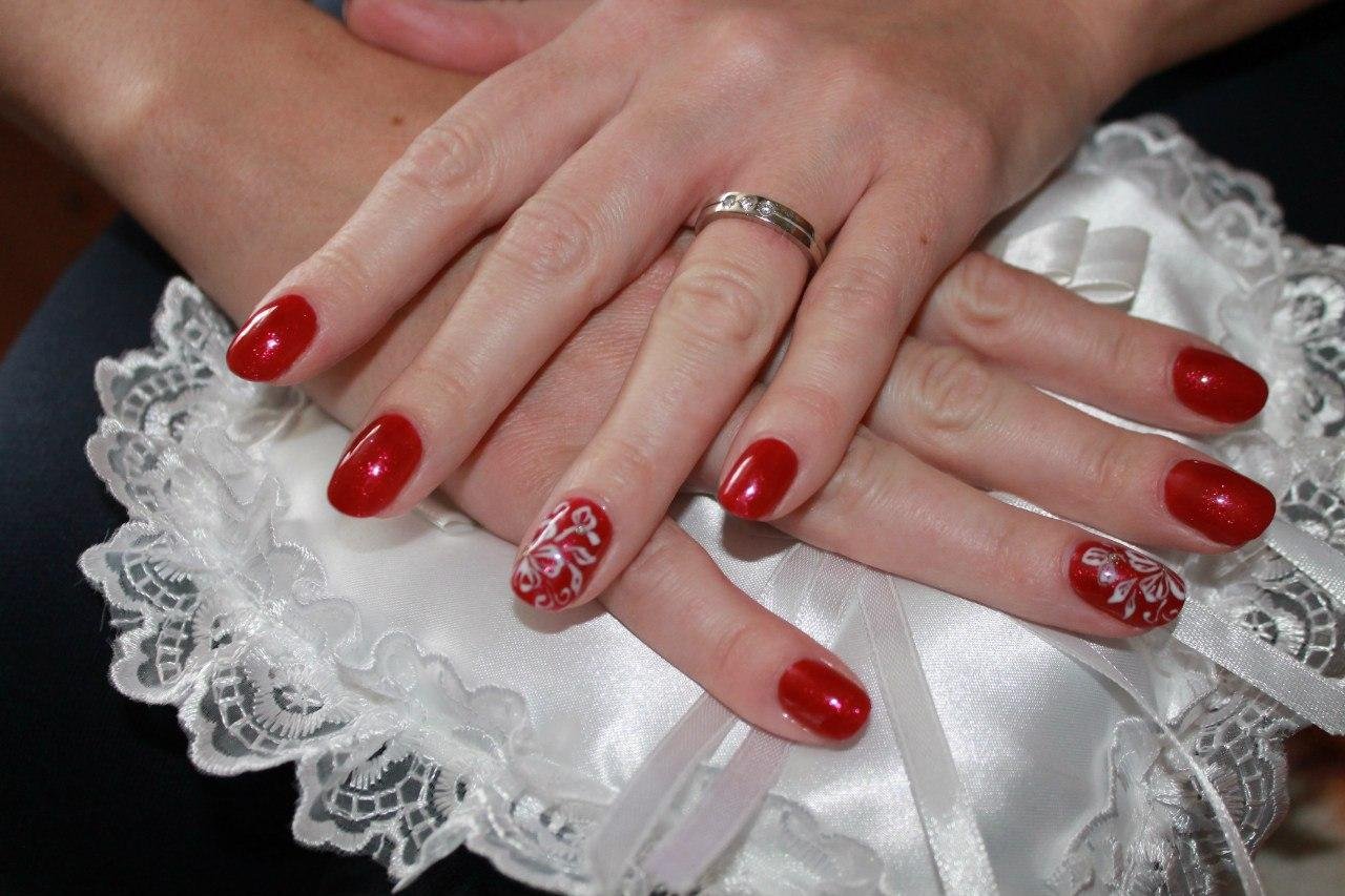 Свадебные нарощенные ногти красные