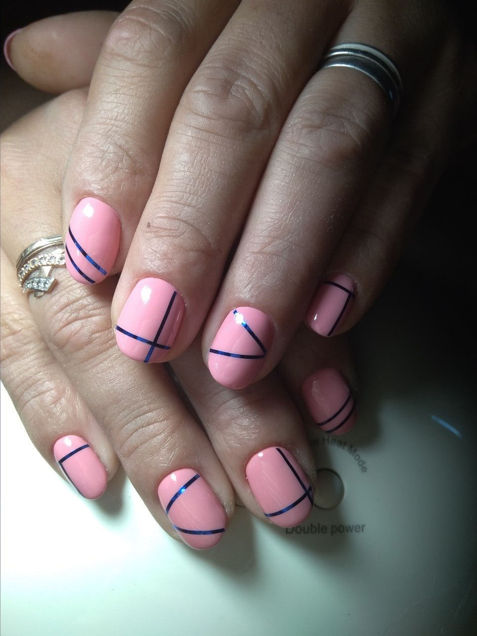 Розовые ногти с полосочками