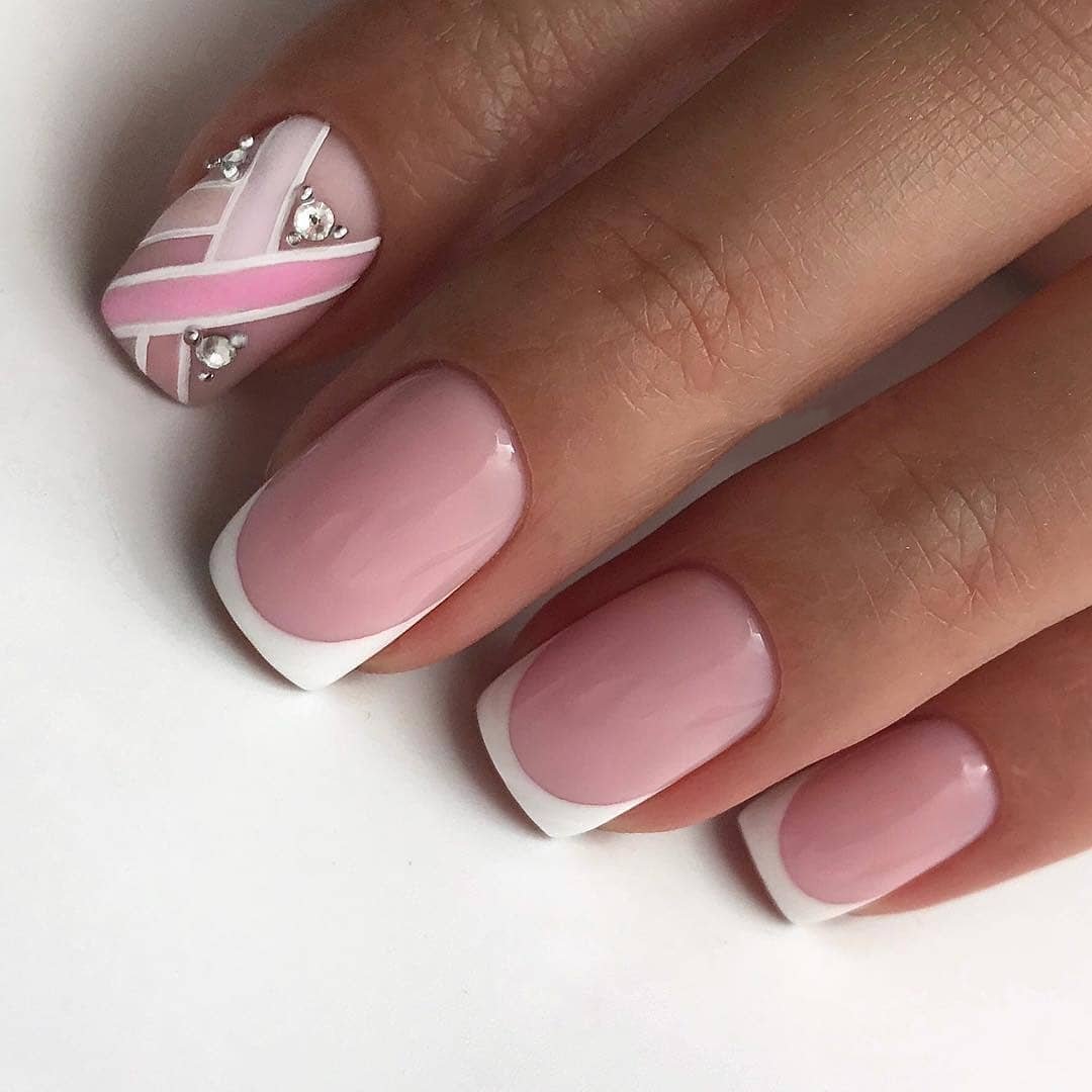 Розовый френч на ногтях