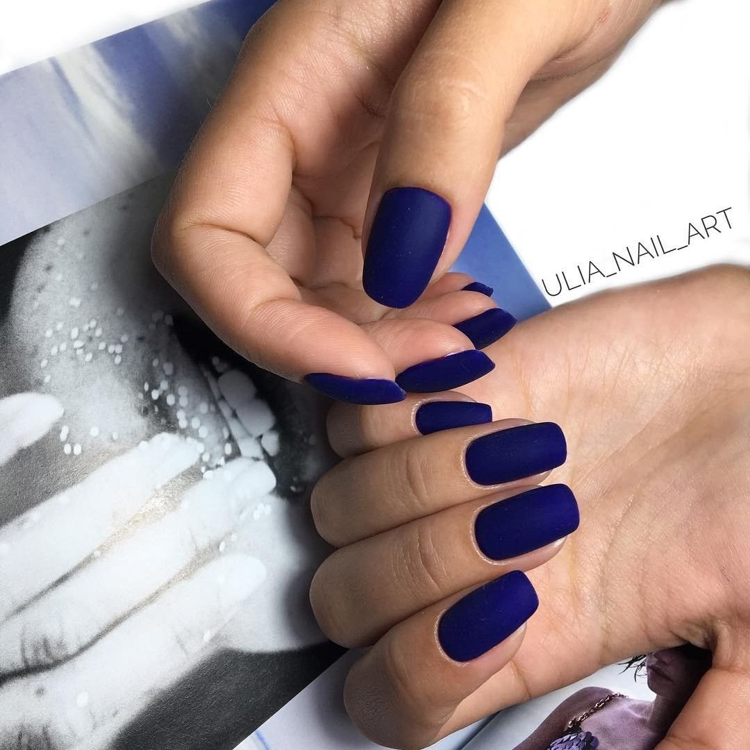 Темно синие матовые ногти