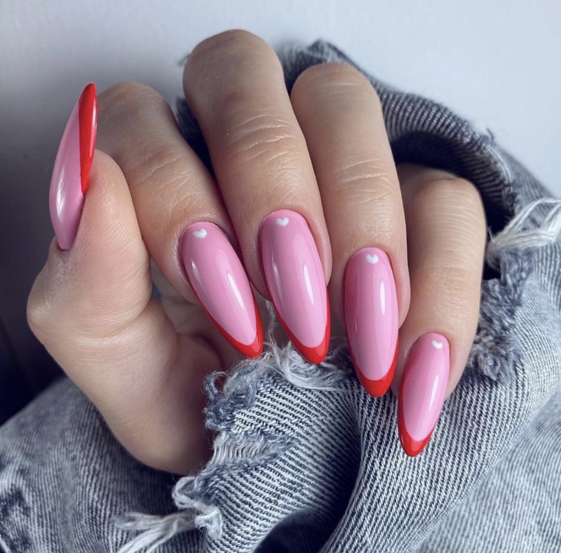 Розовые миндальные ногти