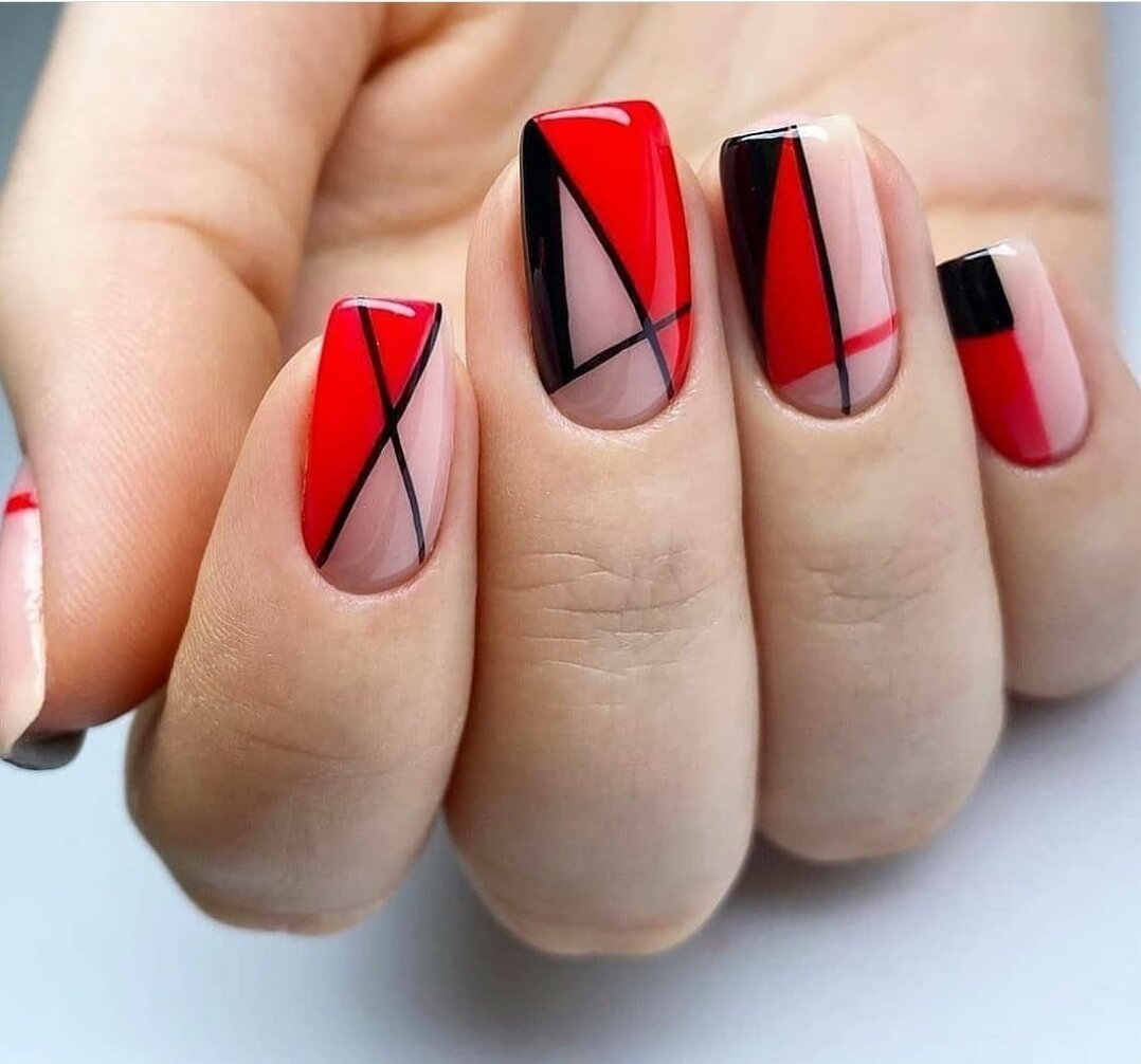 Красный маникюр с геометрией на короткие ногти