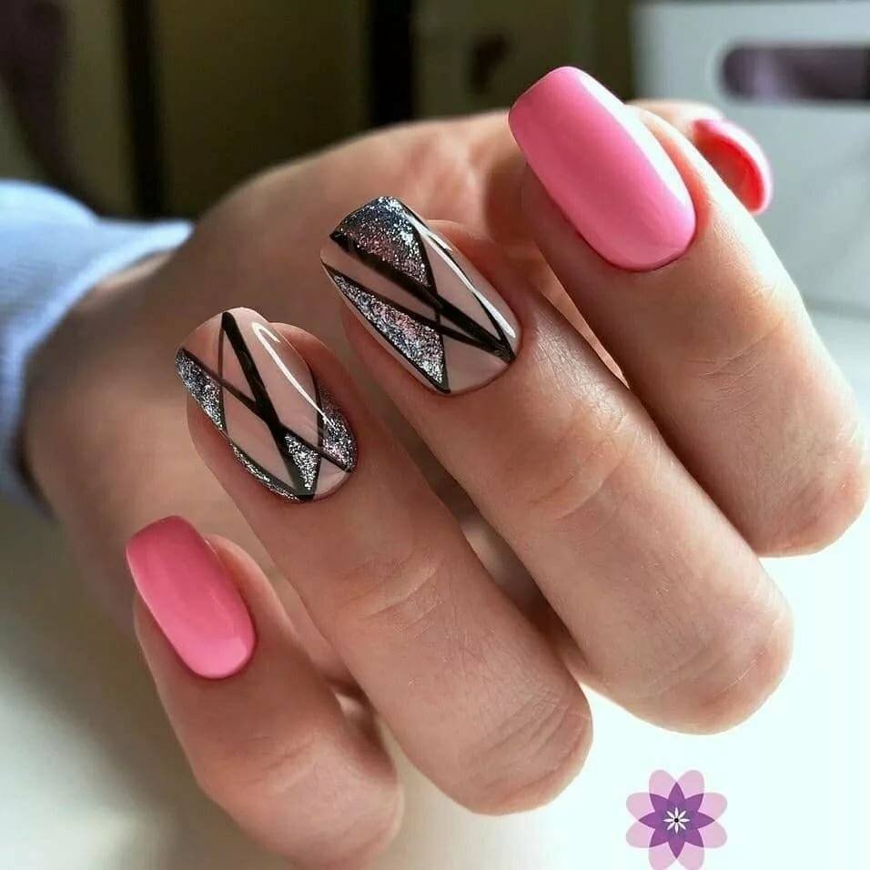 Геометрия на розовых ногтях