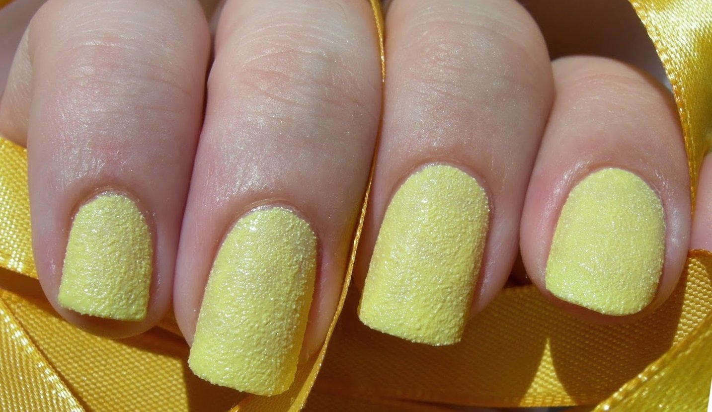Жёлтые ногти с песком
