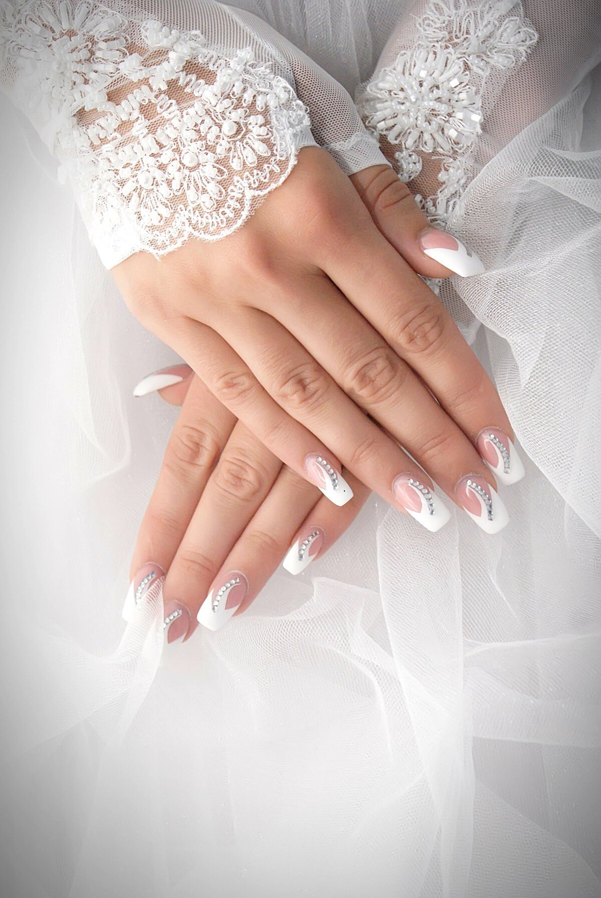 Свадебный маникюр для невесты на короткие ногти 2021