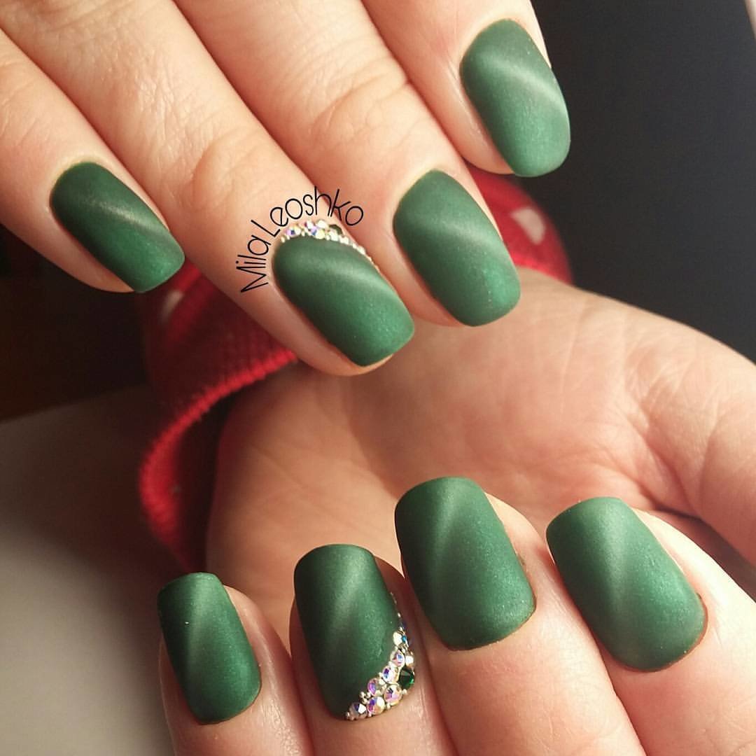 Зелёные ногти со стразами