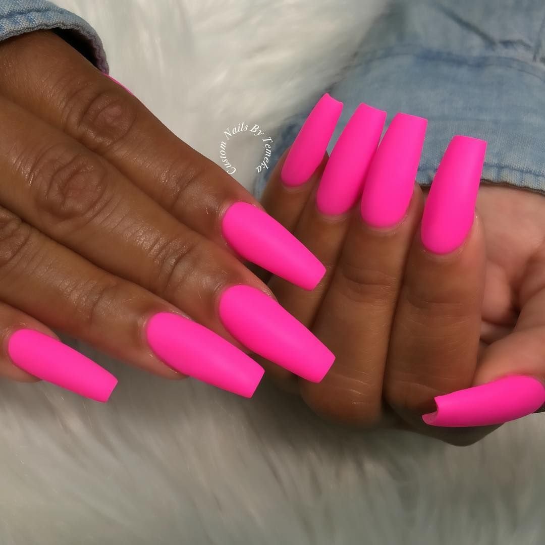 Неоновые розовые ногти