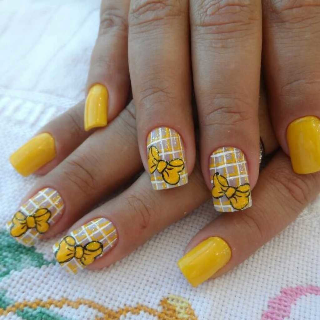 Рисунок на желтых ногтях