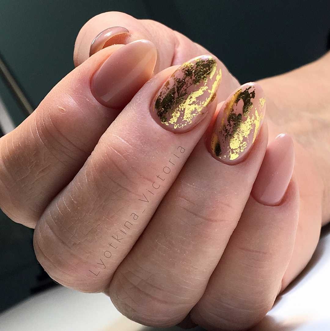 Золотая слюда на ногтях
