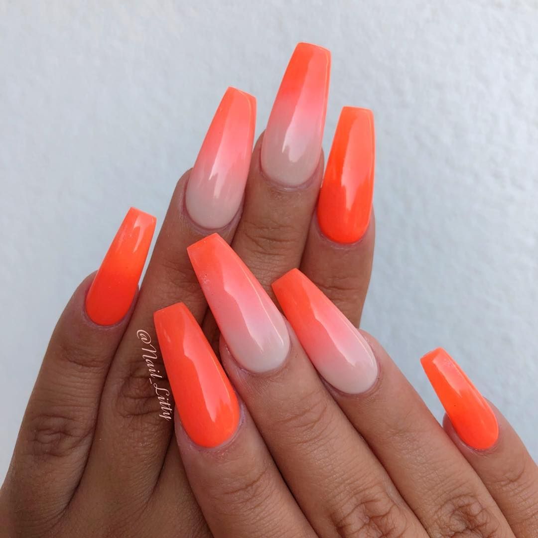 Оранжевое омбре на ногтях.