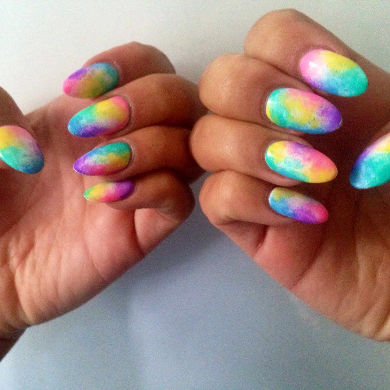 Разноцветные Кляксы на ногтях.