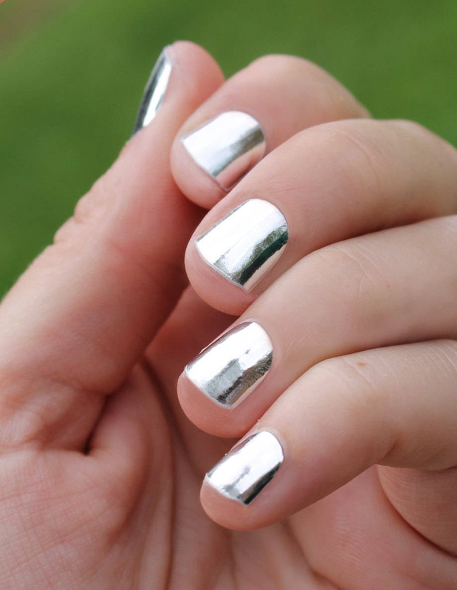 Серебряные полоски на ногтях