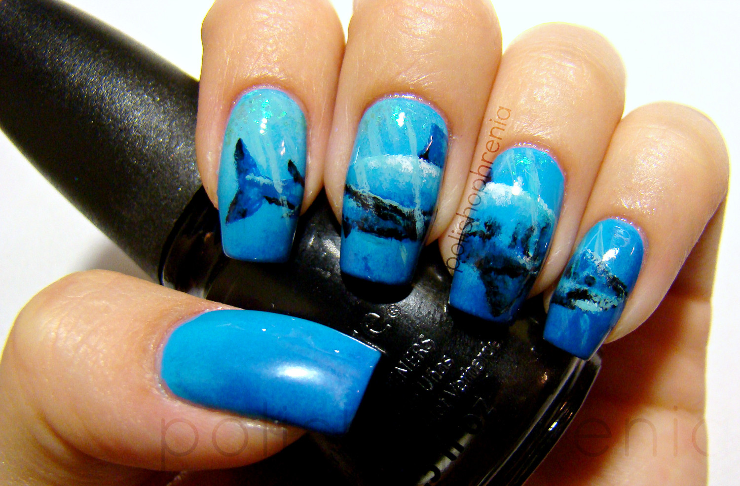 Синие ногти с рисунком молнии
