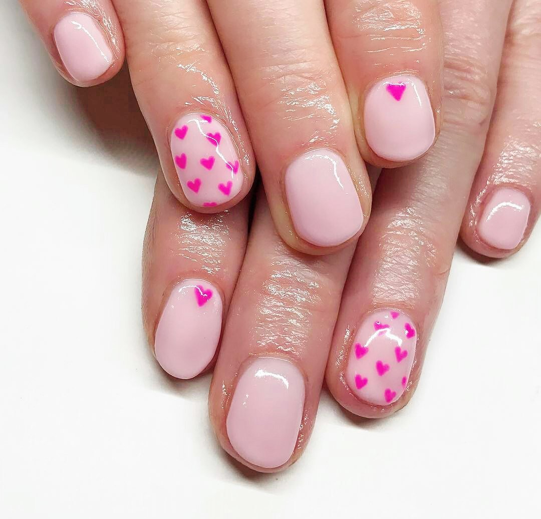 Розовый маникюр на короткие ногти с сердечком