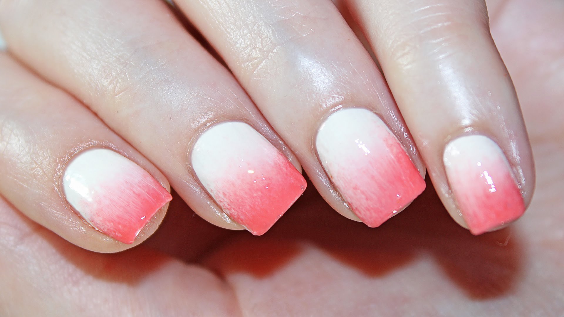 Маникюр розовый омбре на короткие ногти губкой