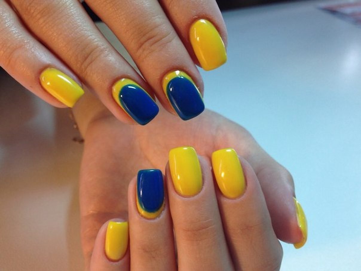 Маникюр синий с желтым на короткие ногти